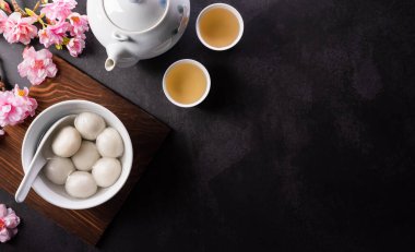 Tang Yuan (tatlı köfteler), Sonbaharın ortası, Dongzhi (kış gündönümü) ve Çin yeni yılı için geleneksel bir yemektir. Çince karakterler FU makalede servet, servet, para akışına atıfta bulunur.