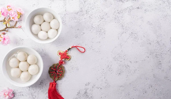 Tang Yuan (tatlı köfteler), Sonbaharın ortası, Dongzhi (kış gündönümü) ve Çin yeni yılı için geleneksel bir yemektir. Çince karakterler FU makalede servet, servet, para akışına atıfta bulunur.