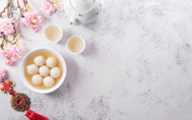 Tang Yuan (tatlı köfteler), Sonbaharın ortası, Dongzhi (kış gündönümü) ve Çin yeni yılı için geleneksel bir yemektir. Çince karakterler FU makalede servet, servet, para akışına atıfta bulunur.