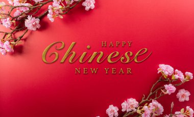 Kırmızı arka planda erik çiçeklerinden yapılan Çin yeni yıl süslemeleri. Bir servet sembolü, iyi şans, servet, para akışı..