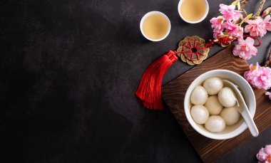Tang Yuan (tatlı köfteler), Sonbaharın ortası, Dongzhi (kış gündönümü festivali) ve Çin yeni yılı için geleneksel Çin mutfağı..