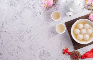 Taş zemin üzerinde Tang Yuan 'ın (tatlı köfteler) üst görüntüsü. Fener festivali, Sonbaharın ortası, Dongzhi (kış gündönümü festivali) ve Çin yeni yılı için geleneksel mutfak malzemeleri.
