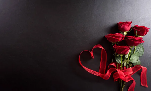 Love Valentine Day Concept Realizzato Con Rosa Rossa Nastro Cuore — Foto Stock