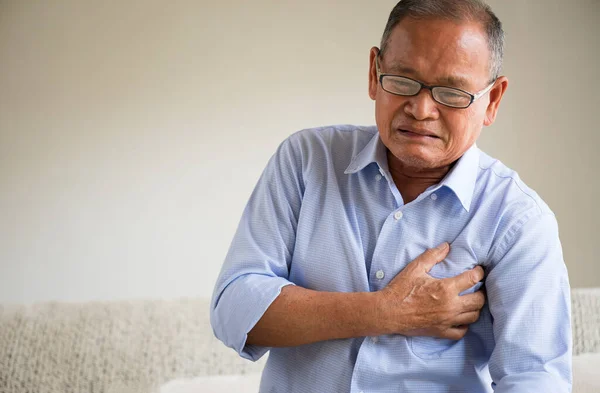 閉じる自宅で胸の心臓発作でひどい痛みに苦しんでいるシニア男性アジア人を閉じます 高齢者の心臓病の健康と医療の概念 — ストック写真