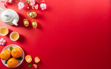 Kırmızı paketten, turuncu ve altın külçelerden ya da kırmızı arka plandaki altın külçelerden yapılmış Çin yeni yıl süslemeleri. Makaledeki Çince karakterler FU servete, zenginliğe ve para akışına atıfta bulunuyor..