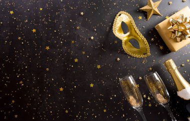 Altın maske, şarap, hediye kutusu ve arka planda parıldayan yıldızdan yapılmış Purim karnavalı konseptin kutlu olsun. (İbranice Purim 'in kutlu olsun, Yahudi bayramı kutlaması)