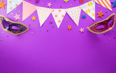 Purim karnaval dekorasyonun kutlu olsun. Mor arka planda maske ve pırıltılı yıldızdan yapılmış. (İbranice Purim 'in kutlu olsun, Yahudi bayramı kutlaması)