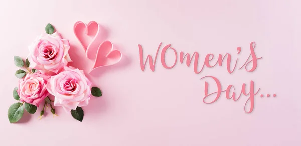 母亲节快乐的概念 玫瑰花 红心和粉红粉刷背景的 妇女日 文本的顶部视图 — 图库照片