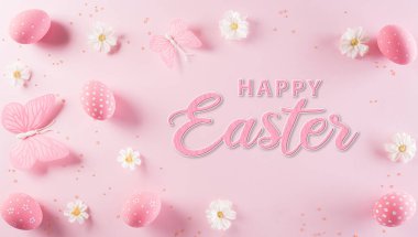 Mutlu Paskalyalar! Renkli Paskalya yumurtaları ve pastel pembe arka planda çiçekler. Paskalya Günü için hediyeler ve selamlar zamanı kutluyor. Düz yerde, üst tarafta. Metin ile.