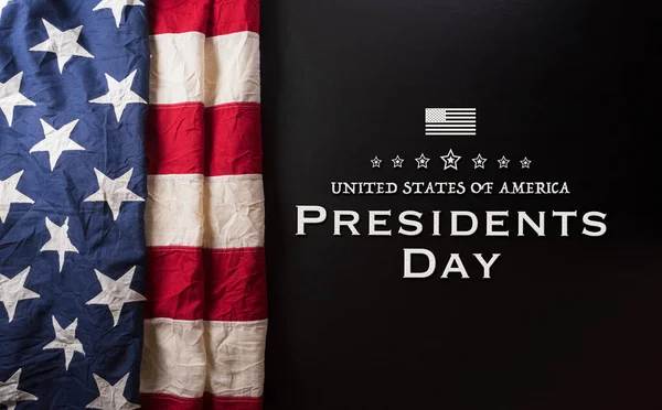 美国国旗的快乐总统日的概念和黑暗背景的文本 — 图库照片