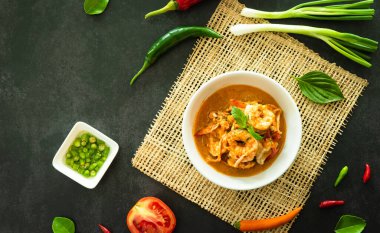 Hindistan cevizi sütlü kurutulmuş karides körisi (Panaeng): Kasede servis edilen ünlü bir Tayland yemeği.