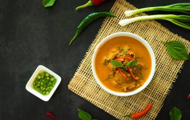 Hindistan cevizi sütlü kurutulmuş domuz eti (Panaeng): Kasede servis edilen ünlü bir Tayland yemeği.