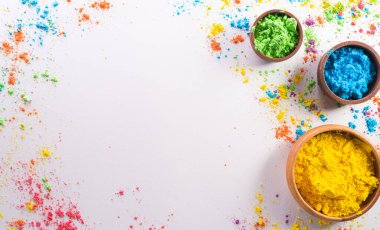 Mutlu Holi dekorasyonu, Hint festivali. Beyaz arka planda renkli holi tozunun üst görüntüsü..
