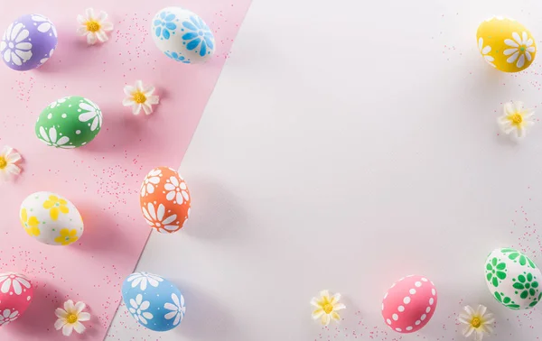 Frohe Ostern Dekoration Konzept Bunte Ostereier Mit Blumen Auf Rosa — Stockfoto