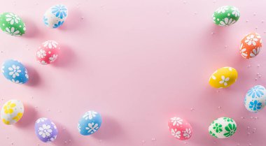 Paskalya dekorasyonun kutlu olsun. Renkli Paskalya yumurtaları pembe pastel arka planda çiçekler..