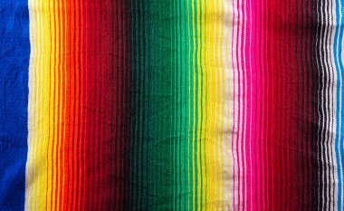 Meksika battaniye şeritlerinden ya da panço serape arka planından yapılmış Cinco de mayonez arkaplan dekorasyonu.