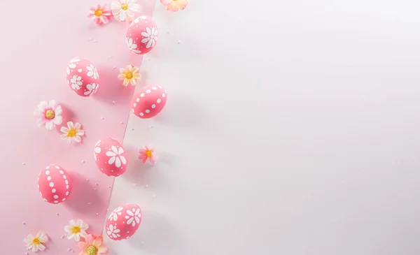 Ευτυχισμένο Πάσχα Διακόσμηση Έννοια Πολύχρωμα Πασχαλινά Αυγά Λουλούδια Ροζ Και — Φωτογραφία Αρχείου