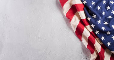 Beyaz taş arka planda Amerikan bayrağından yapılan Mutlu Anma Günleri konsepti.