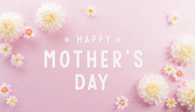 Çiçeklerden yapılan Anneler Günü dekorasyonun ve pembe pastel arka plandaki metin..