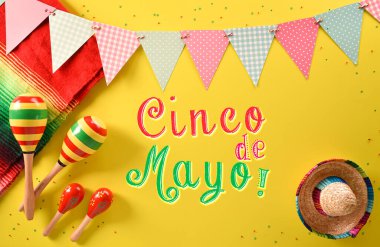Cinco de Mayo tatil geçmişi marakalardan, Meksika battaniye şeritlerinden ya da panço seraplardan ve sarı arkaplanda yazılı şapkadan yapılmıştır..