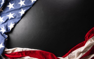 Koyu ahşap arka planda Amerikan bayrağından yapılan mutlu anma günü konsepti.
