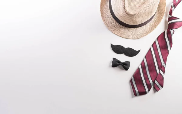 Beyaz Arka Planda Şapka Hediye Kutusu Kravat Bıyıklı Babalar Günü — Stok fotoğraf