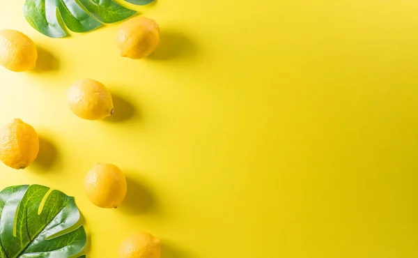 Composizione Estiva Base Limone Lime Foglia Monstera Sfondo Giallo Pastello — Foto Stock