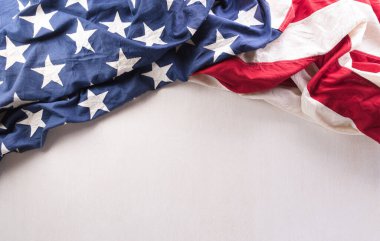 Beyaz ahşap arka planda Amerikan bayrağından yapılan Bağımsızlık Gününüz kutlu olsun..