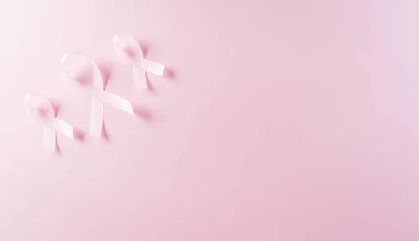 パステルを背景にピンクのリボン 女性の乳がん意識のシンボル 医療と医療の概念 — ストック写真