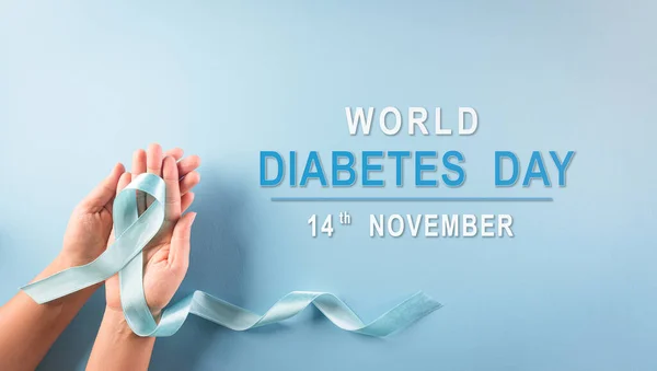 Conceito Conscientização Mundial Sobre Diabetes Mão Segurando Fita Azul Cor — Fotografia de Stock