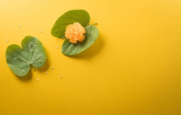 Šťastná Dussehra Žluté Květy Zelené Listy Rýže Žlutém Papíře Pozadí — Stock fotografie