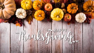 Şükran Günü ve Sonbahar kompozisyonu. Balkabağı, elma, kırmızı böğürtlen ve sonbahar yaprakları koyu ahşap arka planda.