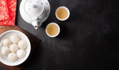 Tang Yuan 'ın üst görüntüsü (tatlı köfteler). Fener festivali, Sonbaharın ortası, Dongzhi (kış gündönümü festivali) ve Çin yeni yılı için geleneksel mutfak malzemeleri.