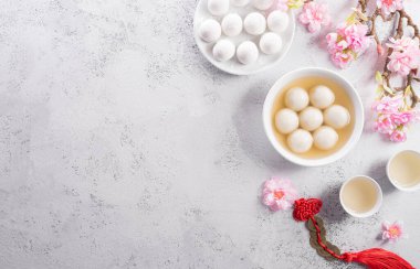 Tang Yuan (tatlı köfteler), Sonbaharın ortası, Dongzhi (kış gündönümü) ve Çin yeni yılı için geleneksel bir yemektir. Çince karakterler FU makalede servet, servet, para akışına atıfta bulunur.