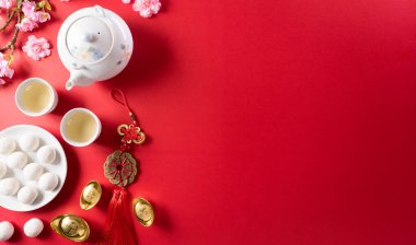 Tang Yuan (tatlı köfteler), Sonbaharın ortası, Dongzhi (kış gündönümü) ve Çin yeni yılı için geleneksel bir yemektir. Çince karakterler FU makalede servet, servet, para akışına atıfta bulunur.