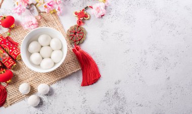 Tang Yuan (tatlı köfteler), Sonbaharın ortası, Dongzhi (kış gündönümü) ve Çin yeni yılı için geleneksel bir yemektir. Çince karakterler FU makalede servet, servet, para akışına atıfta bulunur.