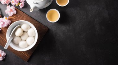 Tang Yuan 'ın üst görüntüsü (tatlı köfteler). Fener festivali, Sonbaharın ortası, Dongzhi (kış gündönümü festivali) ve Çin yeni yılı için geleneksel mutfak malzemeleri.