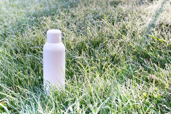 Een Witte Fles Het Gras Met Vorst Dauwdruppels Aroma Van — Stockfoto