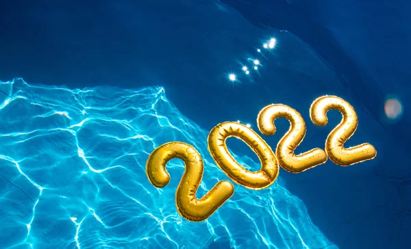 Números Dourados 2022 Flutuar Água Azul Clara Piscina Conceito Ano Imagens De Bancos De Imagens Sem Royalties