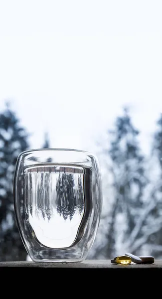 Fönsterbrädan Ett Glas Vatten Och Bredvid Vitaminer Och Genomskinliga Gula — Stockfoto