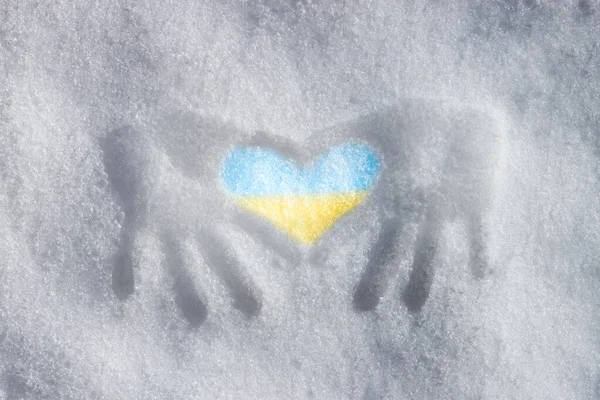 Snön Finns Handavtryck Som Har Bildats Till Ett Tecken Hjärtat — Stockfoto