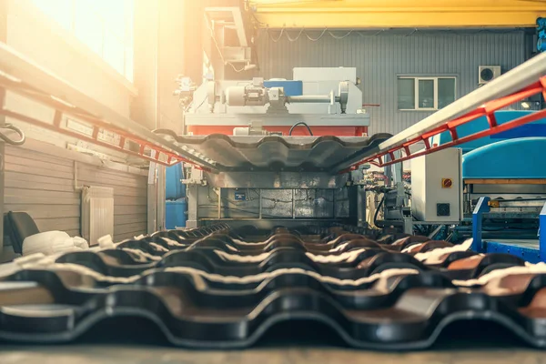 Lembar logam membentuk mesin di pabrik untuk bahan produksi untuk atap dan fasad bangunan. Produksi garis logam dalam proses pembuatan ubin logam dan sisi — Stok Foto