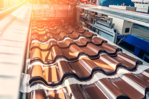 Azulejo de metal para techo en línea de producción de máquinas formadoras de metal de cerca — Foto de Stock