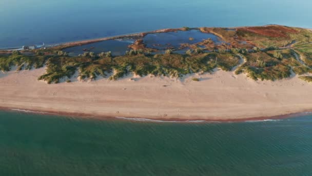 Повітряний політ над піщаною косою на заході сонця. Морський пейзаж з вузькою піщаною береговою лінією — стокове відео