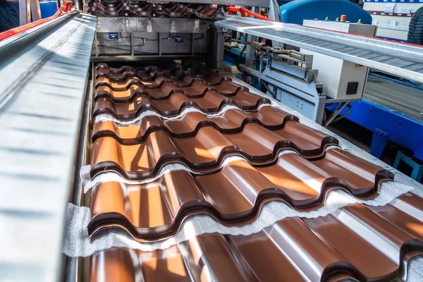 Azulejo de metal para techo en línea de producción de máquinas formadoras de metal de cerca — Foto de Stock