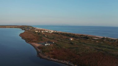 Gün batımında deniz ve Liman arasında kumlu bir sahil manzarası, İHA 'dan hava manzarası. Blagoveshchenskaya, Anapa bölgesi, Rusya