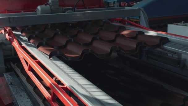 金属成形機製造ラインの屋根のための金属タイルを閉じる — ストック動画