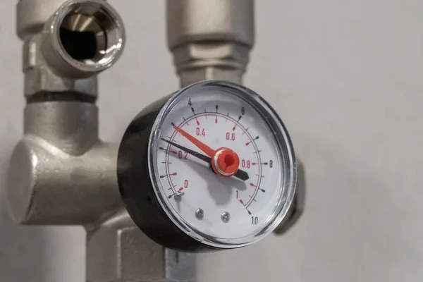 Manómetro de cerca en el sistema de calefacción en la sala de calderas — Foto de Stock
