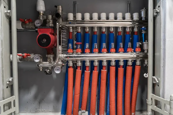 Distribución de tuberías de calefacción y suministro de agua con sistemas de control y automatización en sala de calderas para calefacción y riego doméstico —  Fotos de Stock