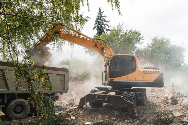Pembongkaran Bangunan Rumah Untuk Konstruksi Baru. Excavator Bucket Muat Sampah ke Truk — Stok Foto